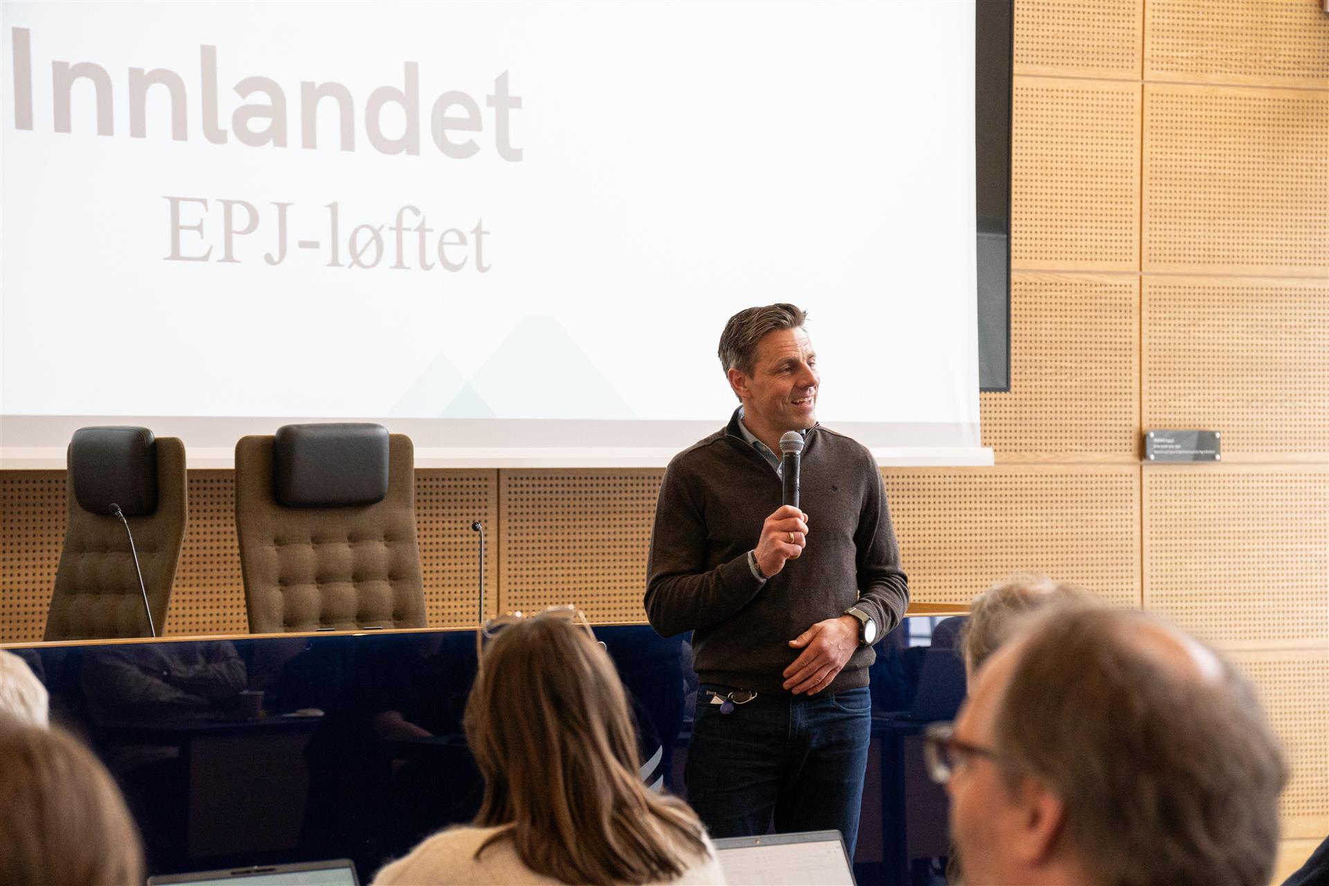 Person holder innlegg foran deltakere under et møte om Innlandet EPJ-løftet.